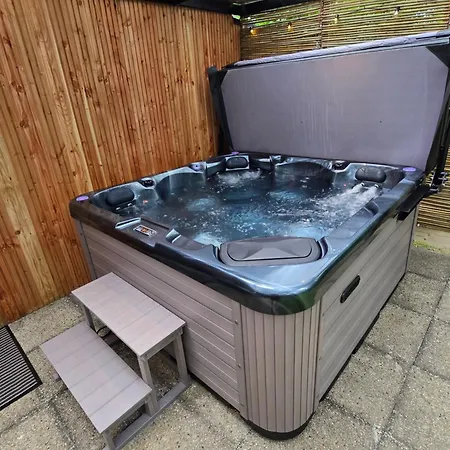 Tiny Met Prive Jacuzzi Lanaken
